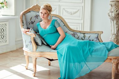 Çok güzel, tatlı, kadınsı ve hassas sarışın portresi