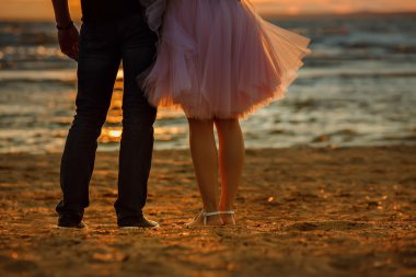 The silhouettes of the feet of the men and women in the lush sho
