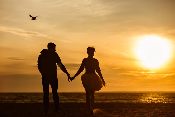 Silhouetten von Männern und Frauen im üppigen kurzen Rock, die — Stockfoto