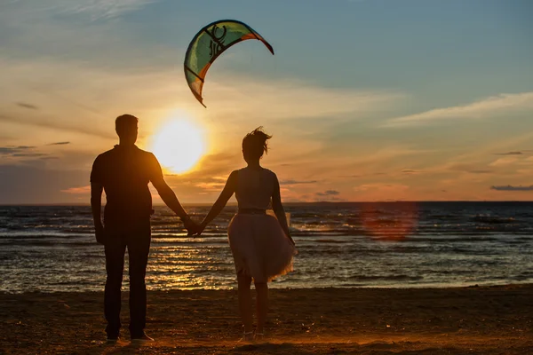 Silhouettes of men and women in the lush short skirt, reaching i — Stock Photo, Image