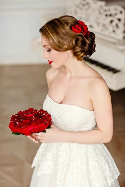 Encantadora chica rubia con hermosa sonrisa en un vestido de encaje blanco —  Fotos de Stock