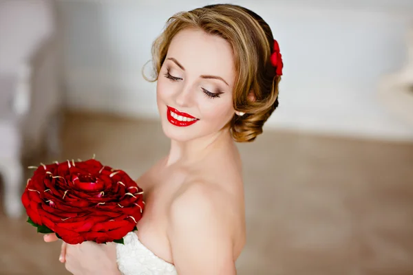 Retrato de una encantadora chica rubia con hermosa sonrisa y rojo —  Fotos de Stock