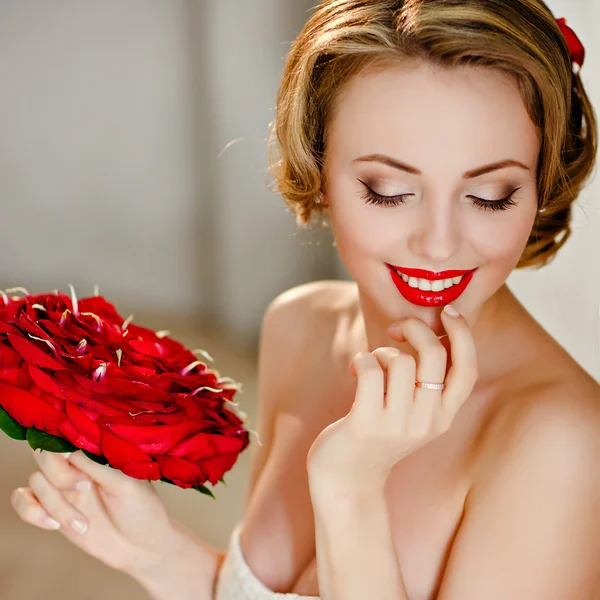 Retrato de una encantadora chica rubia con hermosa sonrisa y rojo —  Fotos de Stock