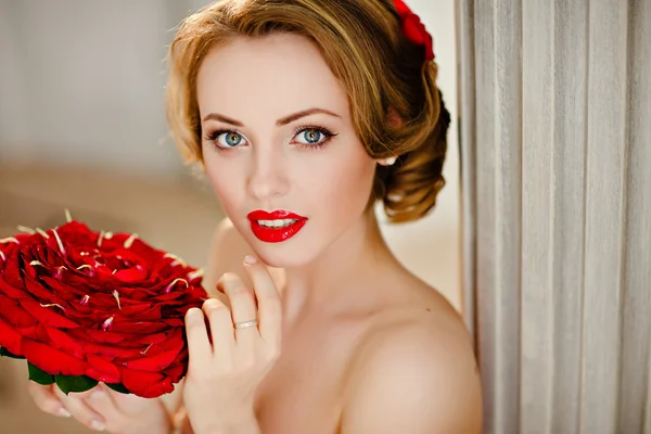 Portrait of a charming girl blonde with beautiful smile and red — Stock fotografie