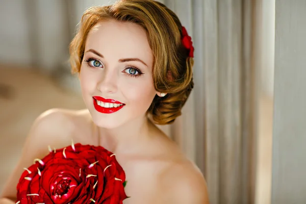Портрет очаровательной блондинки с красивой улыбкой и красным — стоковое фото