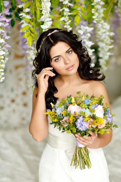 Retrato de una hermosa chica morena en un vestido blanco con un bo — Foto de Stock