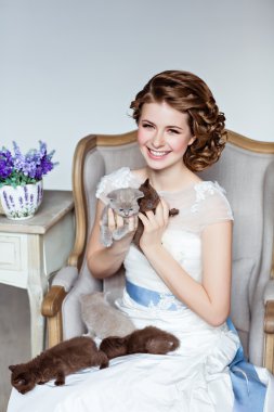 Bir sandalyede oturan beyaz elbiseli çekici ve güzel kız s