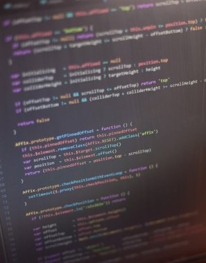 Bir monitörde renkli programlama php ve html kodu.
