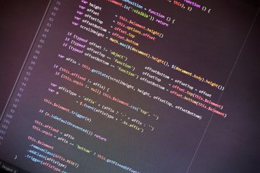 Bir monitörde renkli programlama php ve html kodu.