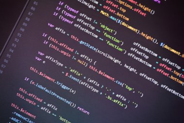 Bir monitörde renkli programlama php ve html kodu.