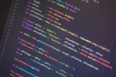 Bir monitörde renkli programlama php ve html kodu.