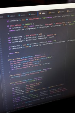 Bir monitörde renkli programlama php ve html kodu.