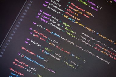 Bir monitörde renkli programlama php ve html kodu.
