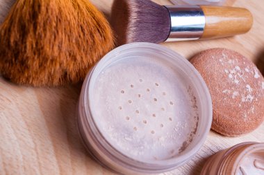 Biber, domates, elma ve limon çatal ve t ile bir ölçekte