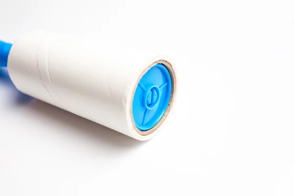 Lint roller blauwe omgaan met geïsoleerde witte achtergrond. — Stockfoto