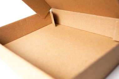 Kahverengi karton karton ambalajlama izole kutusu beyaz.