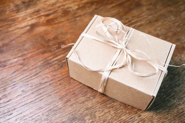 Vintage koyu ahşap arka plan karton mevcut.