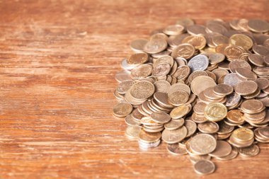 Para sikke bozukluğun kazık koyu ahşap arka plan.