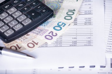 Hesap makinesi para istatistikler kağıt kalem iş kavramı