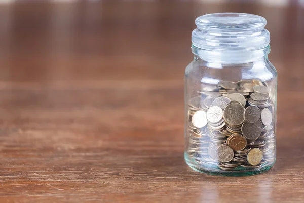 Jar ahorro cambio de repuesto concepto oscuro fondo . — Foto de Stock