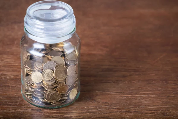 Jar ahorro cambio de repuesto concepto oscuro fondo . — Foto de Stock