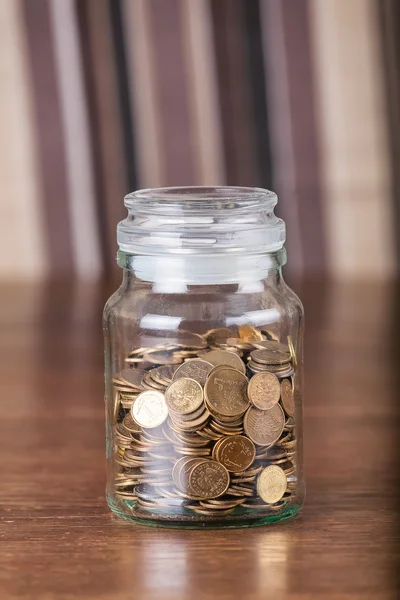 Jar ahorro cambio de repuesto concepto oscuro fondo . — Foto de Stock