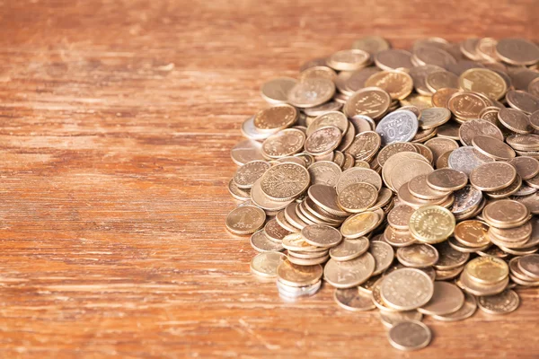 Dinero moneda cambio de pila de fondo de madera oscura . — Foto de Stock