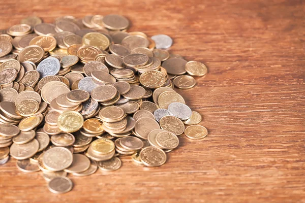 Dinero moneda cambio de pila de fondo de madera oscura . — Foto de Stock