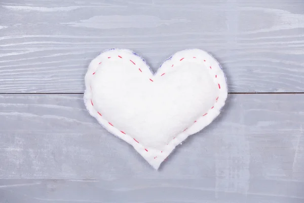 Белое домашнее сердце натуральный серый деревянный фон . — стоковое фото