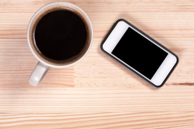 Siyah kahve dizüstü dizüstü iş genel telefon doğal ahşap