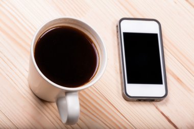 Siyah kahve dizüstü dizüstü iş genel telefon doğal ahşap