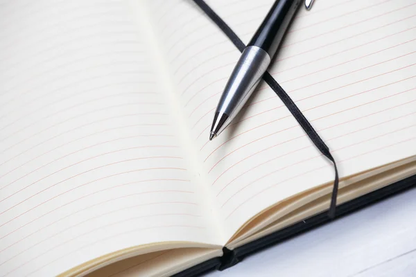 Witte Kladblok notebook lijnen elegante pen houten achtergrond — Stockfoto