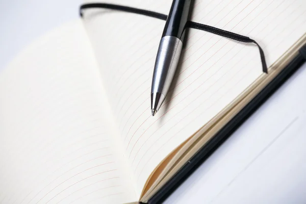 Witte Kladblok notebook lijnen elegante pen houten achtergrond — Stockfoto