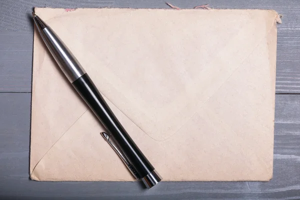 오래 된 빈티지 우아한 비즈니스 펜 편지 시트 회색 나무 backgr — 스톡 사진