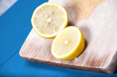 Sarı güneşli yarım limon mavi vintage ahşap arka plan kesme 