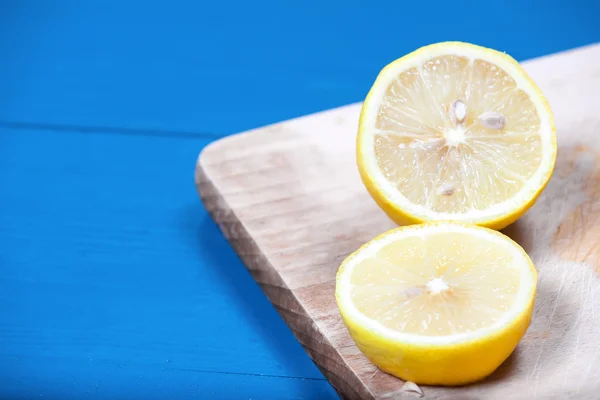 Amarillo soleado medio limón azul vintage madera fondo de corte — Foto de Stock