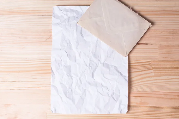 Bolígrafo de papel viejo arrugado luz natural madera —  Fotos de Stock