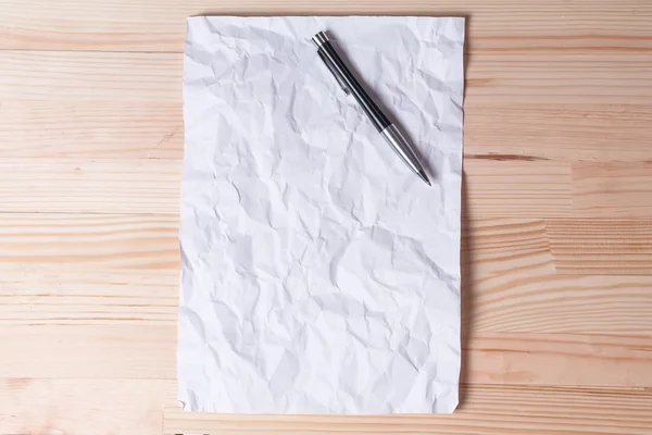 Verfrommeld oude papieren brief pen natuurlijke licht houten — Stockfoto