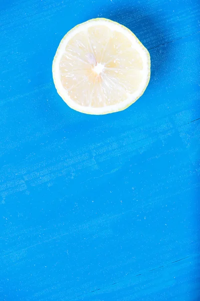 Medio limón amarillo vintage colores azul madera natural — Foto de Stock
