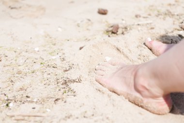 Bir kadının bir güneş kum bir plajda beyaz çivi ile ayak.