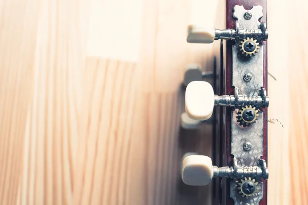 Cabeça e estacas de uma guitarra em um fundo . — Fotografia de Stock