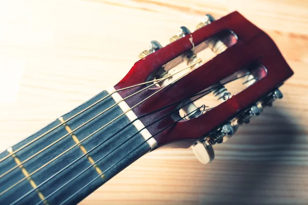 Parte do pescoço de uma guitarra com cordas e cabeça . — Fotografia de Stock