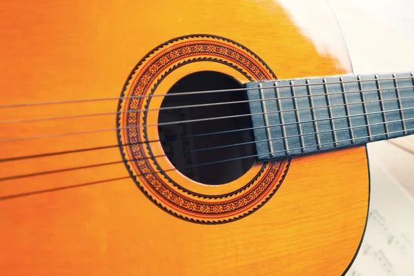 Guitarra clásica amarilla y oragne con cuerdas . —  Fotos de Stock