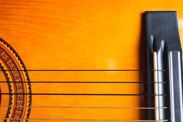 로즈, 문자열 및 노란색과 오렌지 기타의 다리. — 스톡 사진