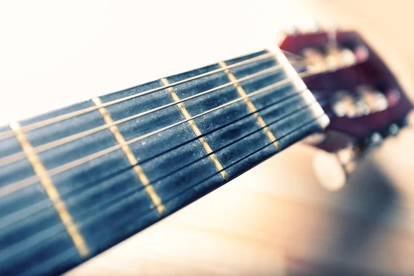 Cuello de una guitarra con cuerdas y cabeza . —  Fotos de Stock