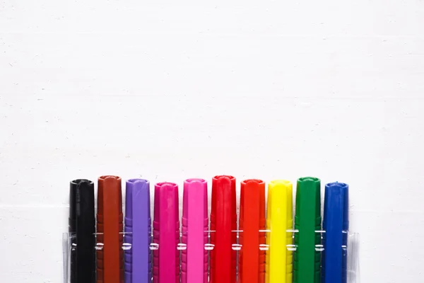 Bolígrafos coloridos sobre fondo de madera blanco natural . —  Fotos de Stock