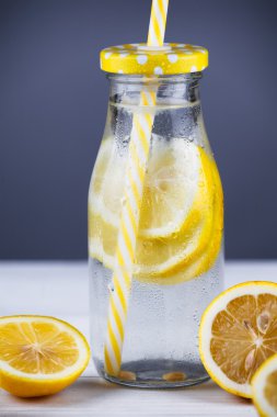 Limonata limon ve saman sarı şişe.