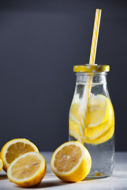 Limonata limon ve saman sarı şişe.