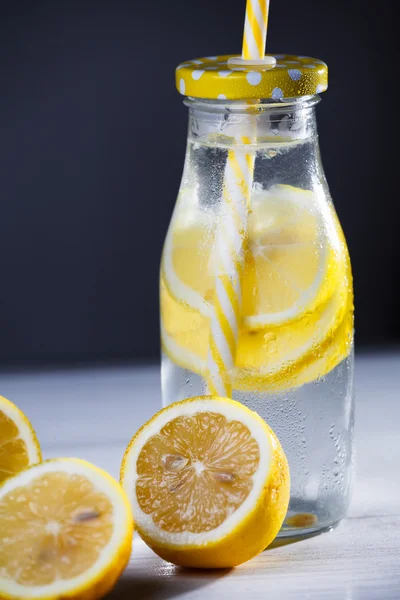 Limonata limon ve saman sarı şişe.