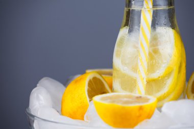 Limonata içmek trendy şişe buzda saman ile.